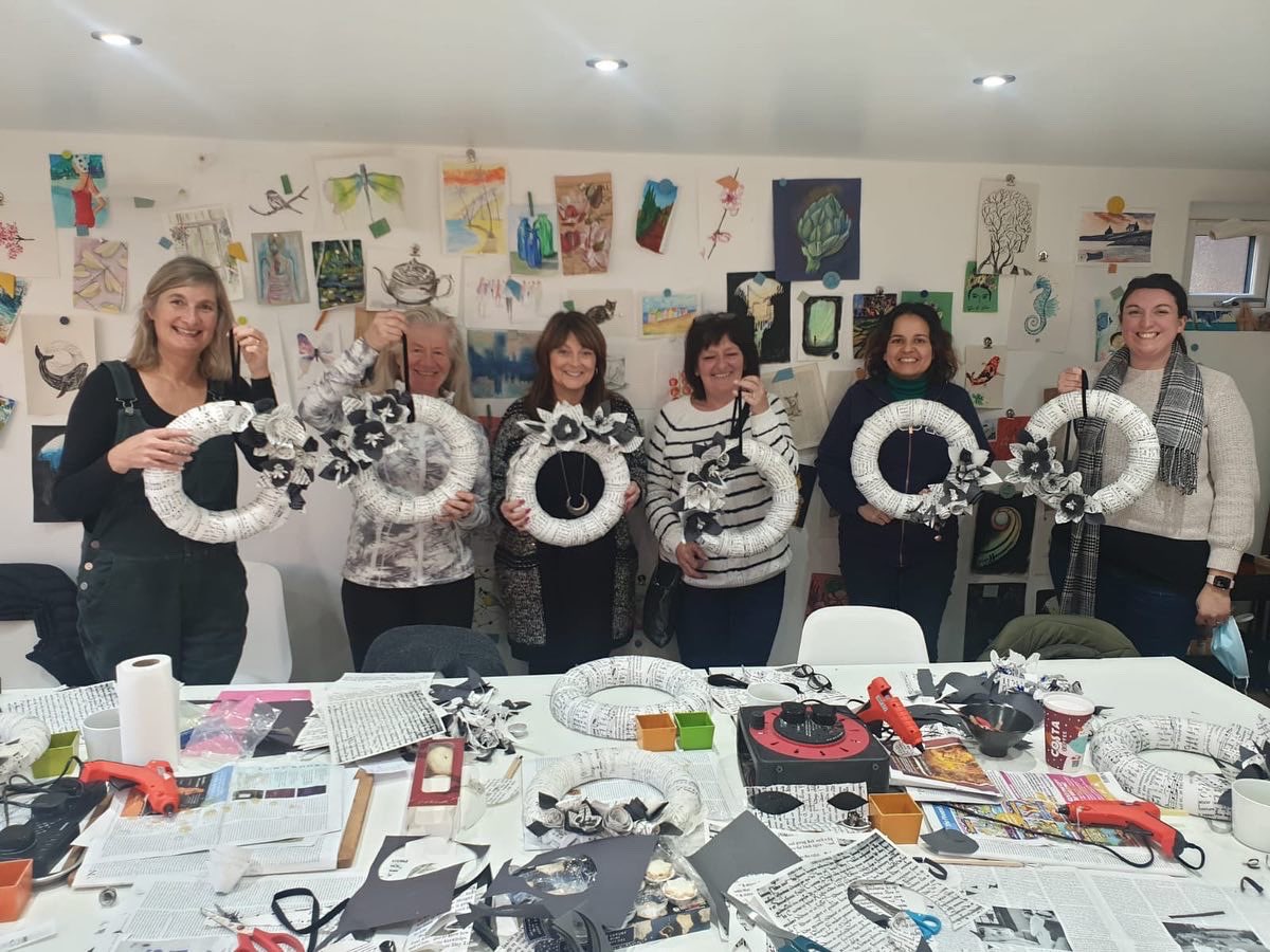 Fab morning creating these beautiful black and white wreaths. What a touch of class for Christmas 🖤🤍
.
.

#wreathmaking #christmaswreaths #wreathmakingvideo #christmaswreathmaking #wreathmakingclasses #christmas2021 #inspiration #justforme #christmascrafts #christmasinspo