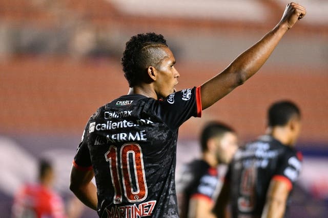futbolecuador's tweet photo. Se confirma el cambio de club de Fidel Martínez en la #LigaMX (FOTO). Poja deja los #Xolos del #TijuanaFC para mudarse pronto a #LaCorregidora https://t.co/RkKdeSkBLv https://t.co/7is3KgldYq