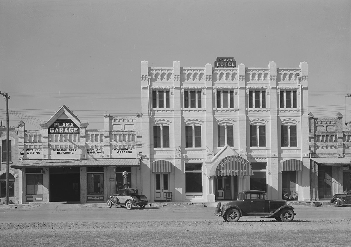 TracesofTexas's tweet photo. Gonzales, Texas in 1939.

A sensational photo by Russell Lee. https://t.co/VqL7xQul6K