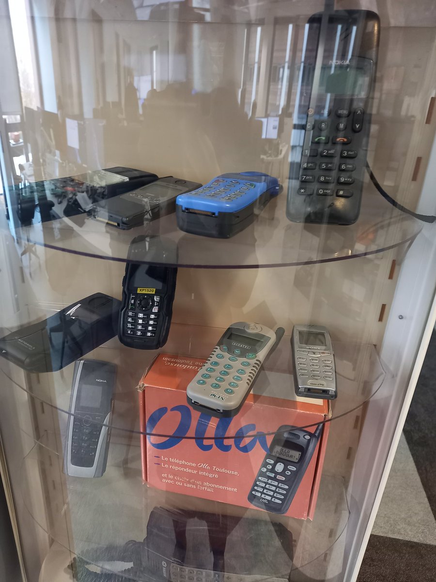 MarySvay's tweet photo. A la rencontre des équipes lyonnaises @Orange_France. Au détour d'un couloir, on y trouve quelques téléphones #vintage #souvenirs #90 https://t.co/jruvi5oL6q