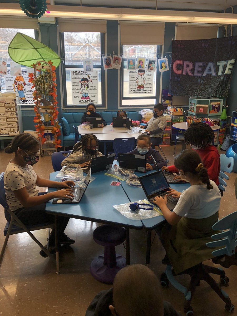 tallen_10's tweet photo. I loved chatting with @LaurenNearpod & @erikatepler on how we use @nearpod @PS10FortHill .It was so cool to have th visit us and see it in action. I love my swag tooπ₯€#nearpodexpert #Blinaction #edtechmodelteacher π©π½βπ»@SIBOD31 @DrMarionWilson @teacherromero72 @jenn_funes @LINC_PD https://t.co/bDTLTc1zYn