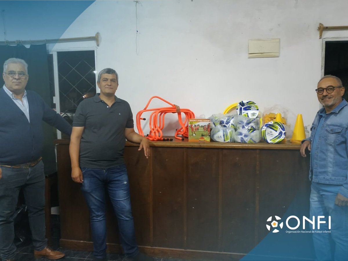 El Presidente de ONFI, Sr. <a href="/EMosegu/">Eduardo Mosegui</a>, junto al Tesorero de la Organización, Sr. <a href="/FabianiLuis/">Luis Fabiani</a> hicieron entrega de los materiales obsequiados por AUF Impulsa a Liga Rochense, participante del Torneo Desarrollo CONMEBOL Sub 13.

#ONFI #FormandoFormativas #EvoluciónEsCONMEBOL
