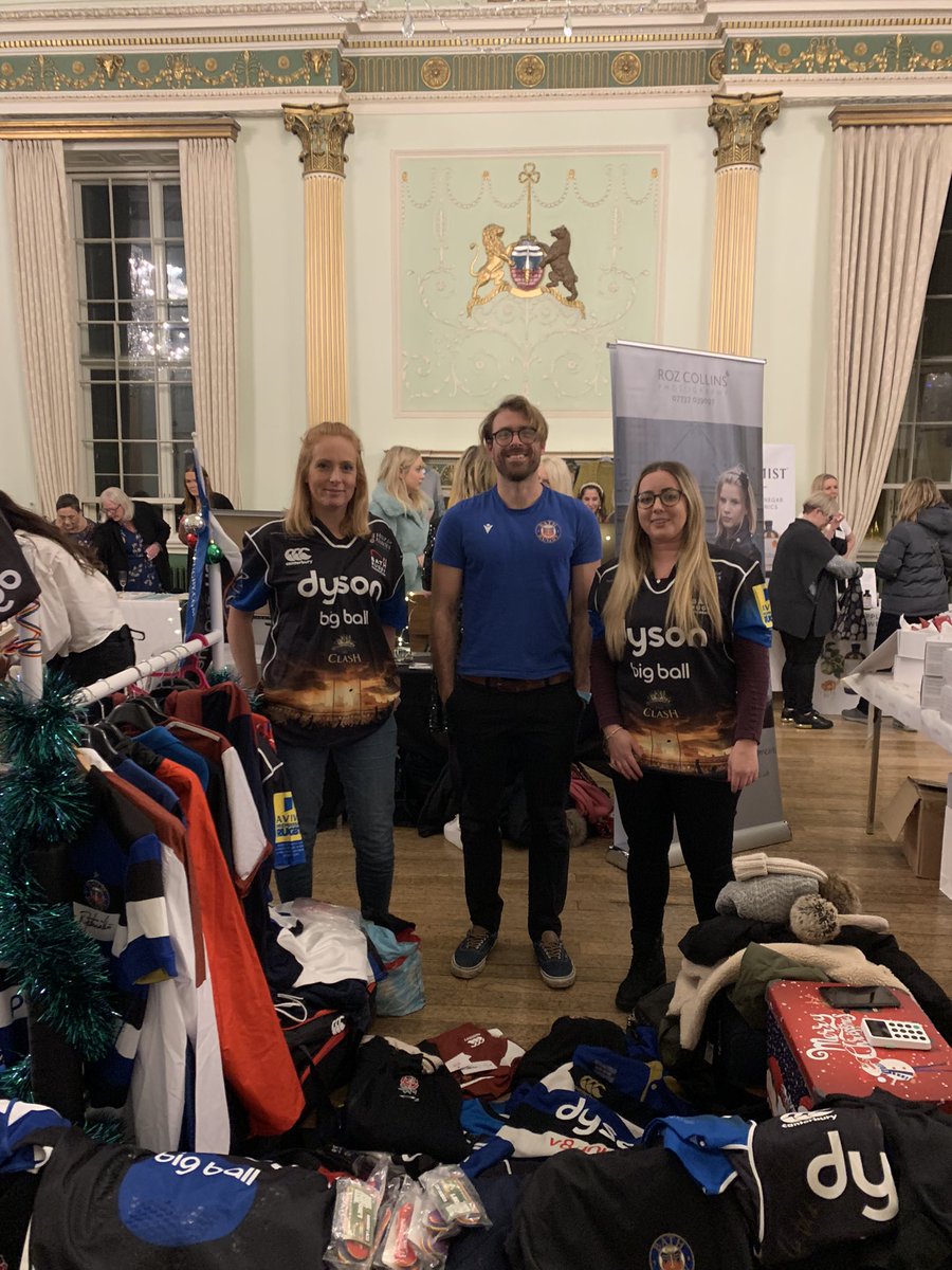 Successful evening fundraising for the @BR_Foundation selling some match worn and signed @BathRugby merchandise with @carmeliaadams1 @mogersdrewett #volunteer #DoGoodDecember #christmasmarkets #bath