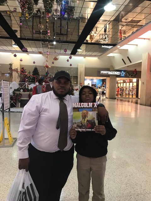 Avant_GardeBks's tweet image. #TrueRoyalty👑This prince is not learning about Malcolm X in school. His dad, a true king, is making sure he learns about his history and heritage.🖤 #MakeGoodMemories 📚avantgardebooks.net