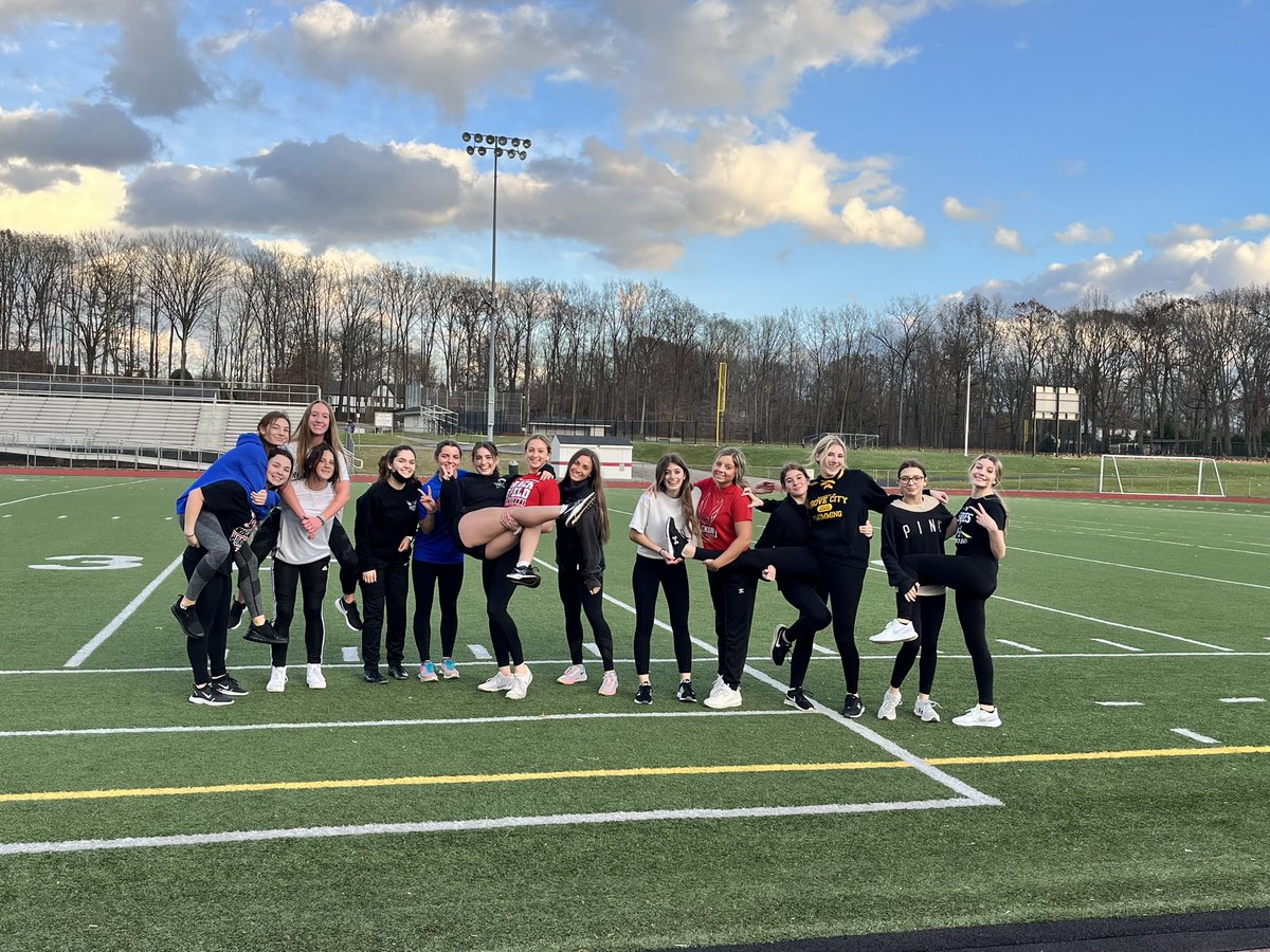HSD_TrackField's tweet photo. Nice getting outside in December for some speed endurance.  Great job, ladies.  Thanks, Coach Morgan, for your help.  Lucky to have you helping out as part of your education experience at @slipperyrocku @rocktfxc!  @HSD_Athletics #HornetProud https://t.co/kTl4zk6jgJ