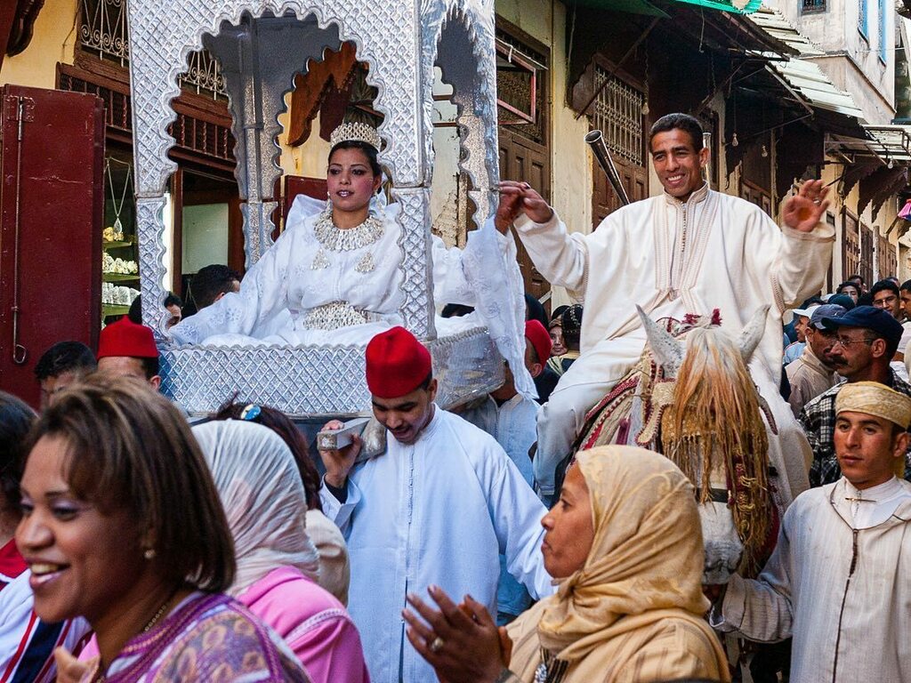 This photo of daily life in the Fez Medina is part of the exhibition with <a href="/TomFaklerPhoto/">Tom Fakler</a> and @Arabicalligrapher Mohamed Charkaoui hosted by the Architect’s Foundation in Fez (CROA FES). The exhibition will run about another week if you are in Fez stop i… instagr.am/p/CW_tuHNLnuk/