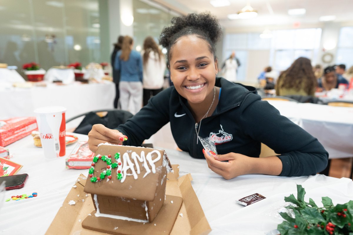 DominicanOburg's tweet photo. It's beginning to look a lot like Christmas 🎄 here on campus. At today's Winter Wonderland ❄️☃️ celebration, students decorated cookies, gingerbread houses, and ornaments, and enjoyed lots of tasty treats!!
#WinterWonderland #HappyHolidays #dostuffdc https://t.co/FcFWkPadDJ