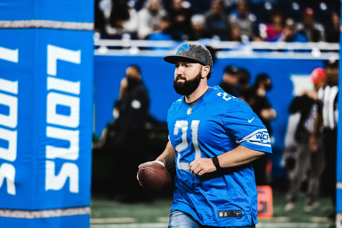 fordfield's tweet photo. #TBT to last Thursday's @Lions game as we welcomed Ryan Bailey (@GoFor32) in his attempt at the World Record for Fastest Time to Visit all NFL Stadiums.

Thank you for delivering the game ball, Ryan 🏈

Good luck on the rest of your journey! https://t.co/Fab648nOpw