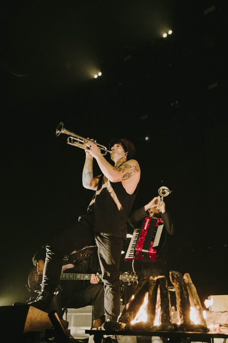 cryingforjosh's tweet image. extrañando a josh en el takeover tour 💙