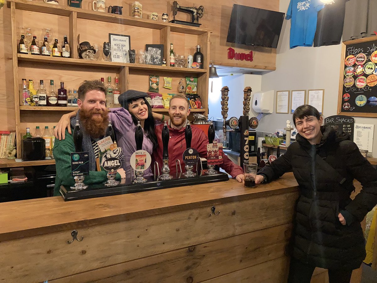 HopsdAmour's tweet image. Look who visited Hops d’Amour today 🙌
Huge congratulations  to #arraycollective @array_studios
Beautiful people, great to meet you 🍻🍺🍻
#TurnerPrize #turnerprize2021 #covcitycentre