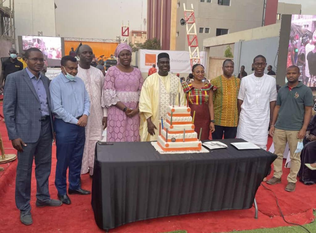 Les salariés d'<a href="/Orange_Mali/">Orange Mali</a> ont choisi le thème de l'intégration africaine pour célébrer les 15 ans de la marque au #Mali, ainsi que la distinction de <a href="/BrelotteBa/">Brelotte Ba</a> désigné CEO de l'année 2021. Merci pour cette forte mobilisation. Fiers d'être #orange <a href="/hadjanita/">Hadja Diarah-Keita</a>