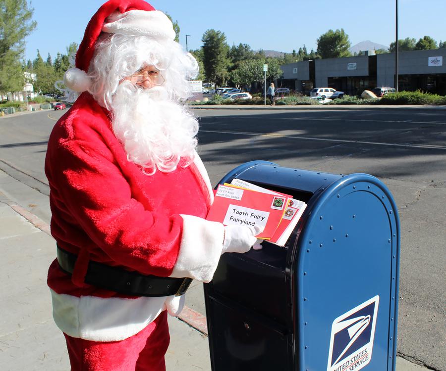 USPSBayArea's tweet photo. TIP 2 for #CountdowntoChristmas
Add some festive flair to your greeting cards!
Head to https://t.co/VNbZWEAT6z and select from a wide variety of stamps to make your holiday letters pop!
And, don't forget to #mailearly
#Christmas #PriorityYule https://t.co/ctHnsijMtc