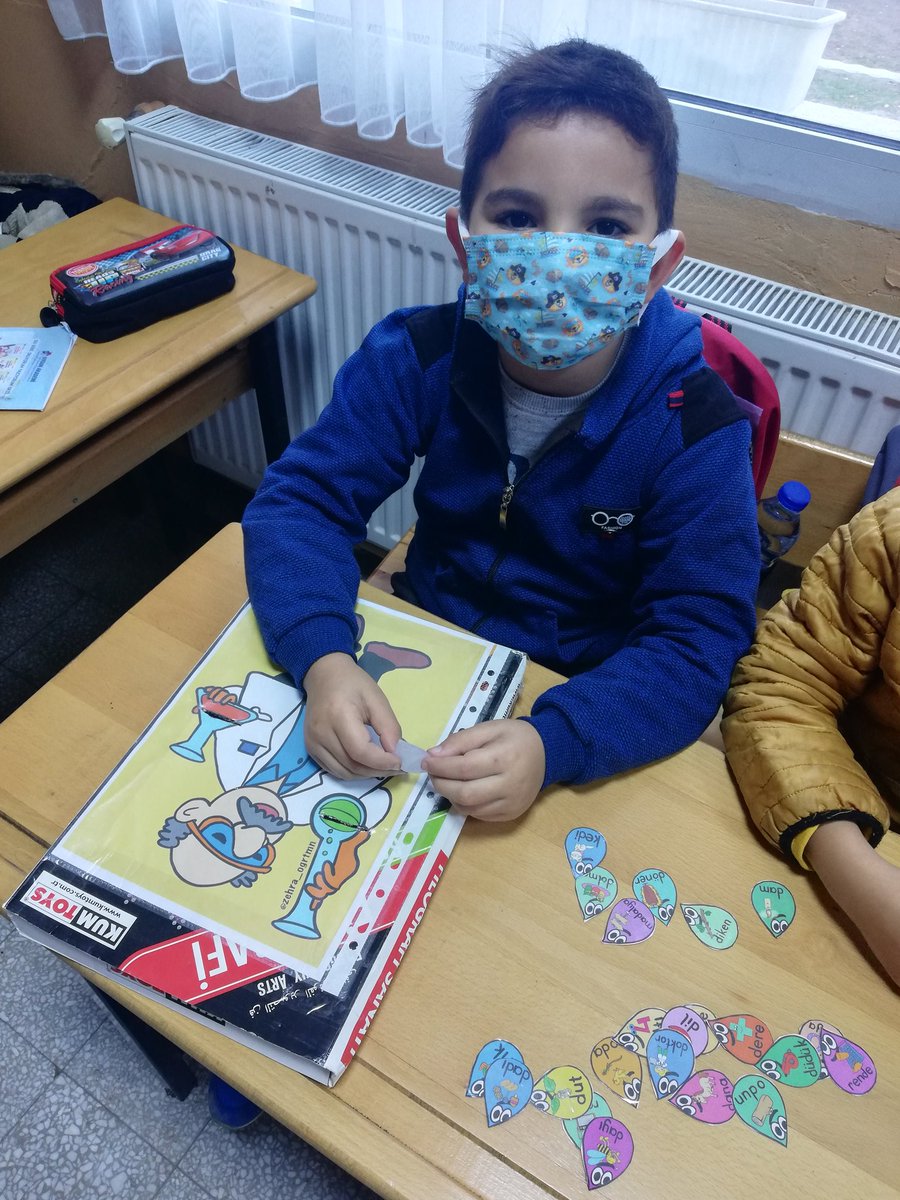 IlkokuluBahceli's tweet photo. Birinci sınıf öğrencilerimizle, üçüncü grup harfleri farklı ve eğlenceli materyaller ile öğreniyoruz. 📚✏️🔤🙂1⃣@tcmeb
@izmir_ilmem
@MucahitYentur
@dikili_mem
@UlusEkrem
@IlkokuluBahceli https://t.co/BrNL029j6H