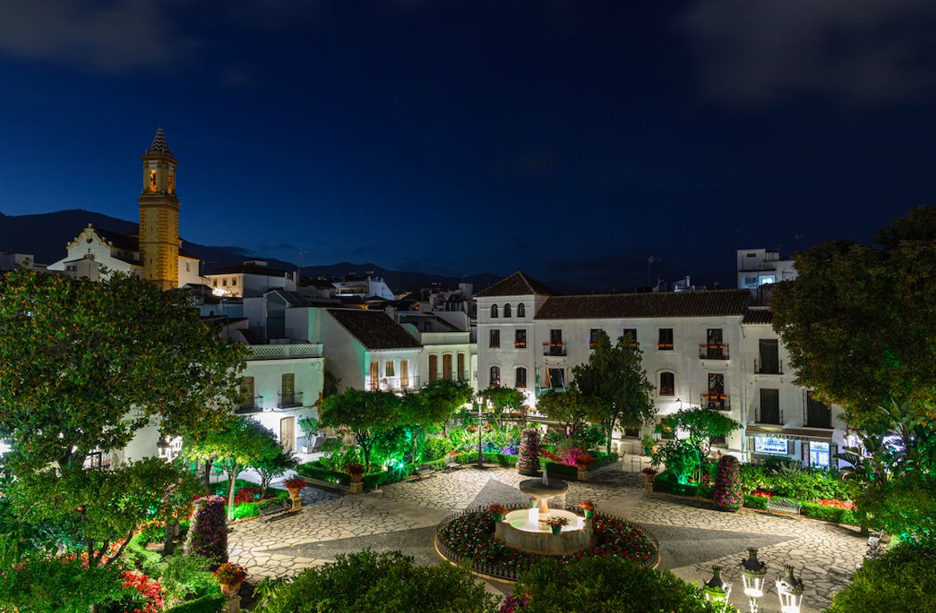 HotelElPilar's tweet photo. When night time falls, #Estepona is just as stunning as it is in the daylight. The early December bank holiday weekend is just around the corner and a trip to the Costa del Sol to enjoy the matchless beauty of the Malaga coastline is the perfect plan.

https://t.co/FkSsCPcKl2 https://t.co/UrfyAGLtYk
