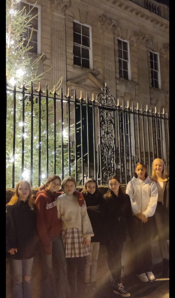 BurfordBoarding's tweet photo. Year 7 and Year 8 took a trip to @MolliesDiner for their Tutor Trip this evening. A wonderful time was had by all! #tutortrip
#December2021 #tutor #boardingschool #stateboarding https://t.co/xO9PRveZtH