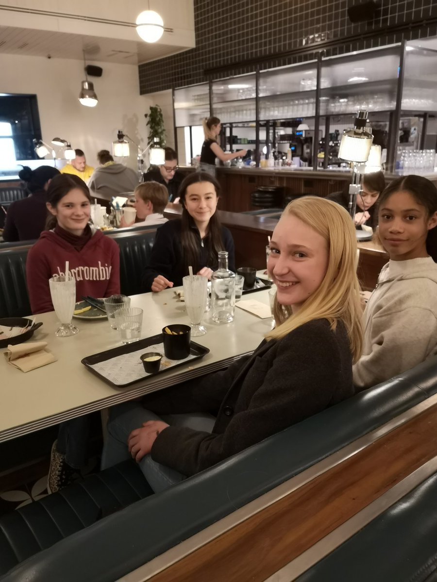 BurfordBoarding's tweet photo. Year 7 and Year 8 took a trip to @MolliesDiner for their Tutor Trip this evening. A wonderful time was had by all! #tutortrip
#December2021 #tutor #boardingschool #stateboarding https://t.co/xO9PRveZtH