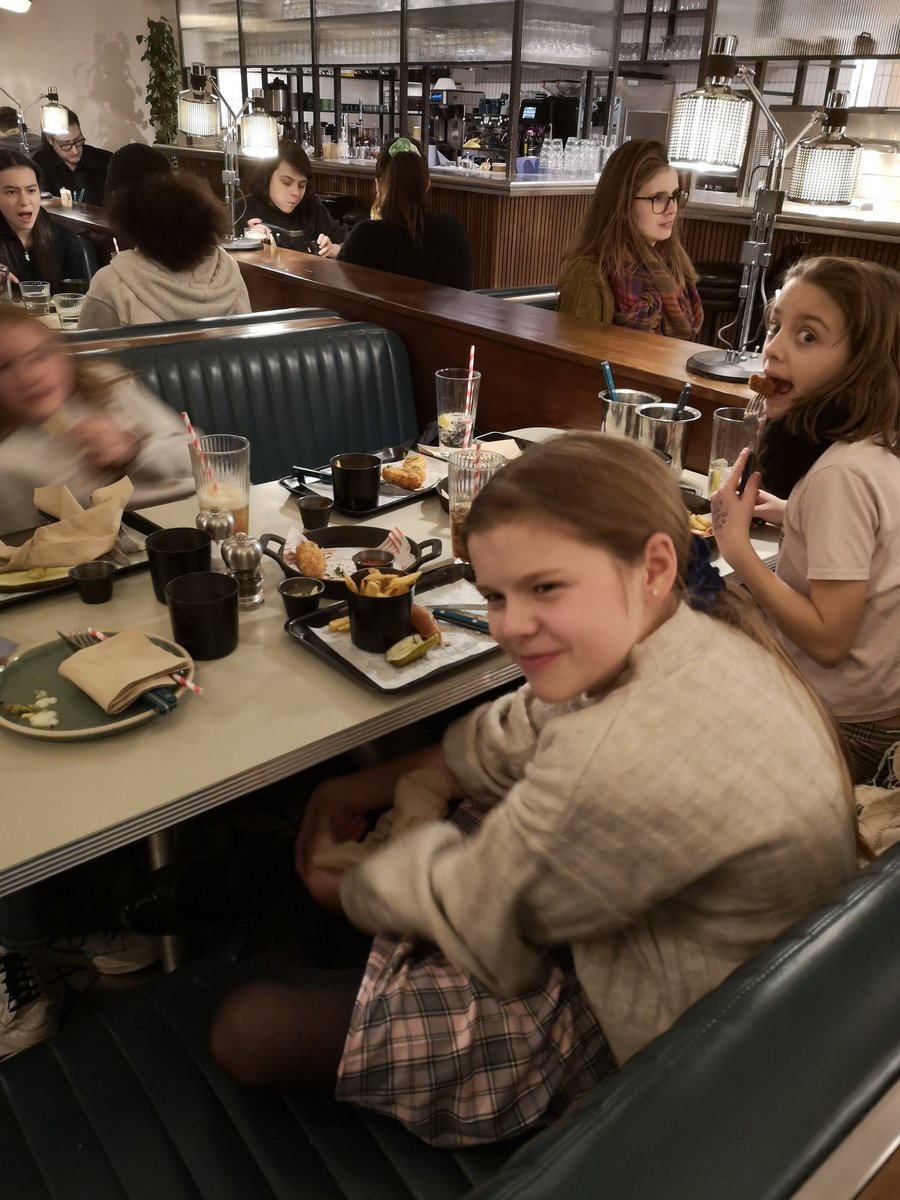 BurfordBoarding's tweet photo. Year 7 and Year 8 took a trip to @MolliesDiner for their Tutor Trip this evening. A wonderful time was had by all! #tutortrip
#December2021 #tutor #boardingschool #stateboarding https://t.co/xO9PRveZtH