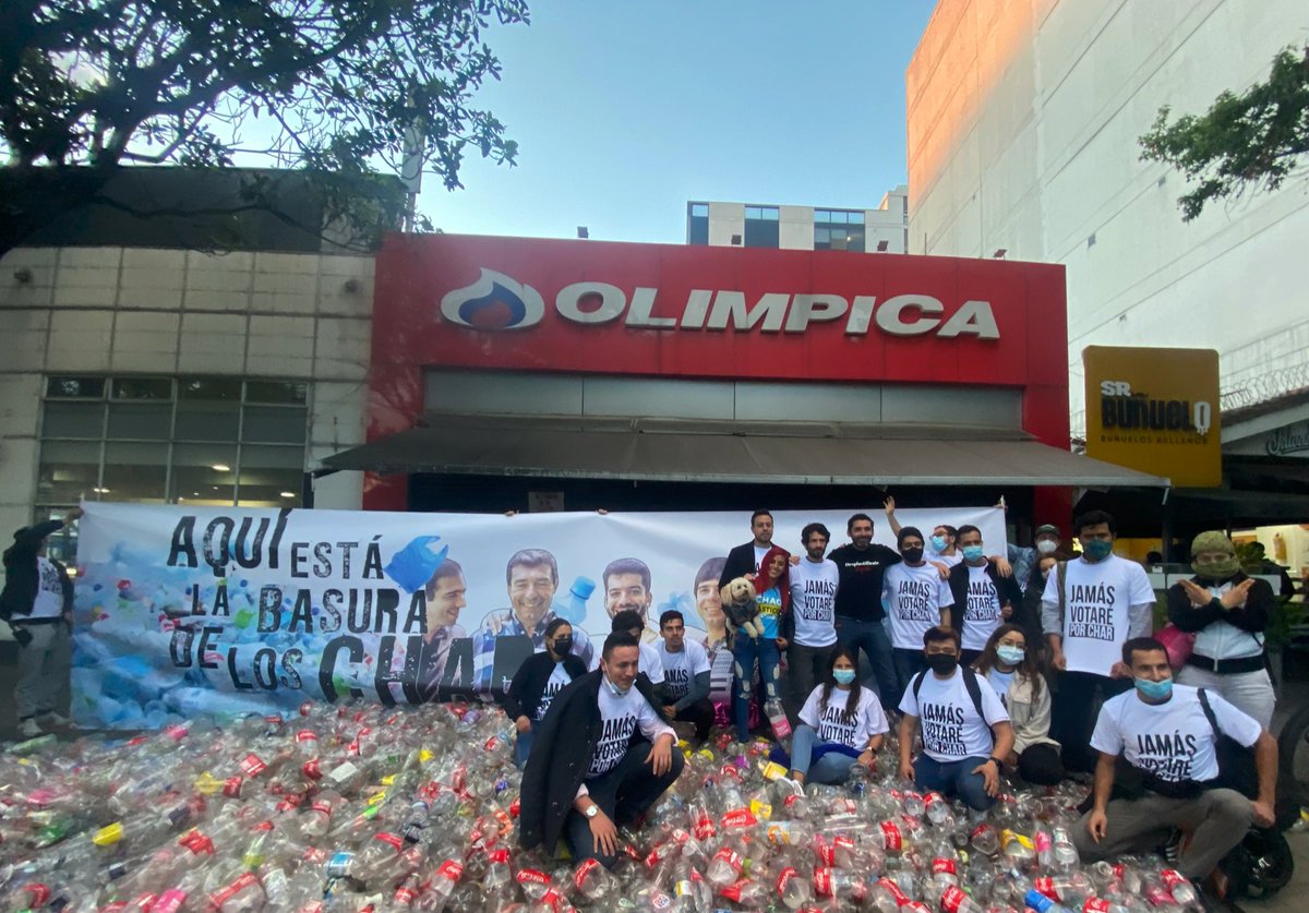 JuanKarloslos's tweet photo. La familia Char y sus aliados intentaron sabotear la prohibición de los plásticos de un solo uso. Lo hicieron porque son dueños de una millonaria empresa de plásticos.

Hoy vinimos a devolverles sólo una pequeña parte del plástico que producen. 

Jamás votaré por Char. https://t.co/3ha8pKhvNv