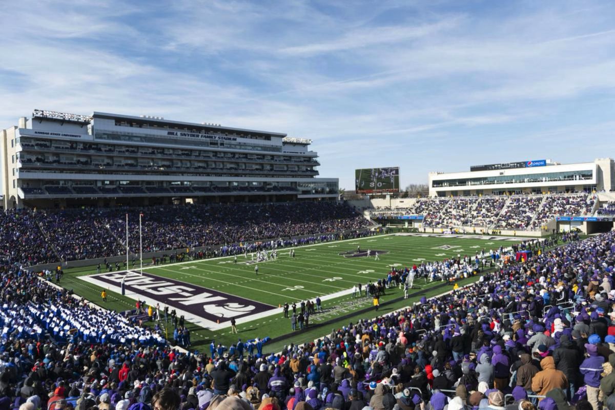 zachatkins24's tweet photo. Extremely blessed and excited to have received an offer from Kansas State University! #EMAW https://t.co/NPwr25teLa