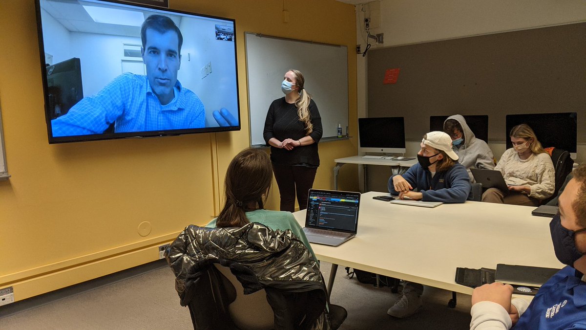 cvelardi's tweet photo. Thank you, @MacFarlaneNews, for providing insight, advice and inspiration to this afternoon's #JNL211 class at @NewhouseSU. #ProfVelardi https://t.co/IPOjQTxhnq