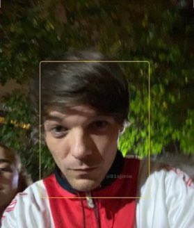 LOUIS SELFIE🥰