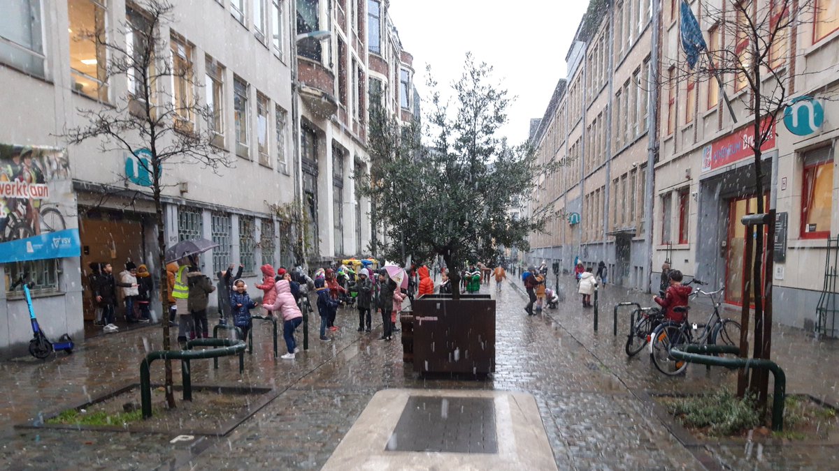 Hier midi, je suis passé par une rue scolaire et ça a embelli ma journée.
Het was Moutstraat. Ze waren zo blij onder de sneeuw. 
Bedankt @StadBrussel ❤