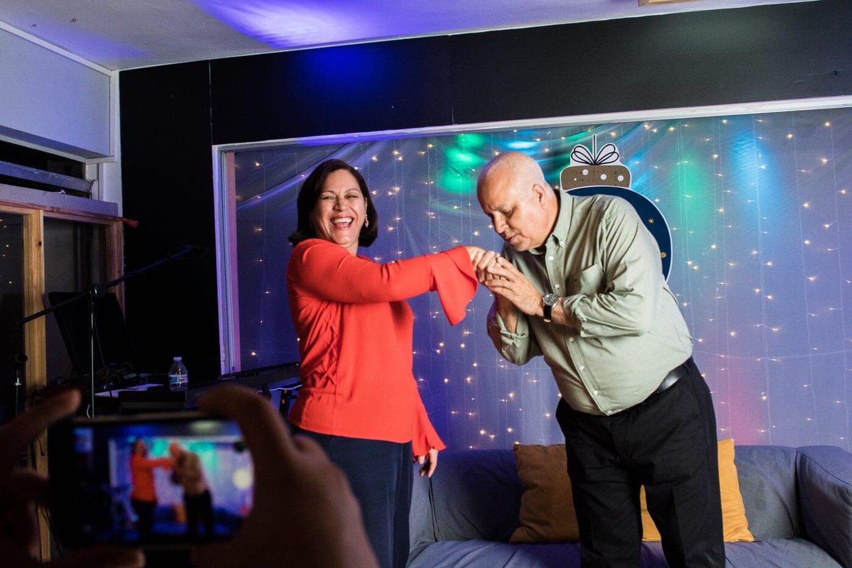 El_Circulo's tweet photo. #TBT para que recuerdes lo bien que la pasamos en el último servicio del 2017. ¿Listo para celebrar la fidelidad de Dios durante el 2021? Pronto celebraremos juntos el nacimiento de nuestro Salvador ¡en grande! 

#Navidad2017 #TBT #ElCirculo #YoSoyLaIglesia https://t.co/qJziAJWODS