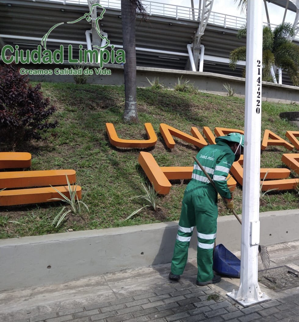 #porelbiendecali Emsirva informa: durante los I Juegos Panamericanos Junior, la empresa de Aseo, Ciudad Limpia, trabaja arduamente para mantener limpios los escenarios deportivos. <a href="/elpaiscali/">El País Cali 📰</a> <a href="/Caracol_Cali/">Caracol Radio Cali</a> <a href="/ElTiempoCali/">El Tiempo Cali</a> <a href="/CaliEnterate/">Cali Entérate</a> <a href="/22Comuna/">Comuna 22</a> <a href="/ComunaJal/">JAL COMUNA 2</a> <a href="/17Comuna/">Amigos Comuna 17</a>