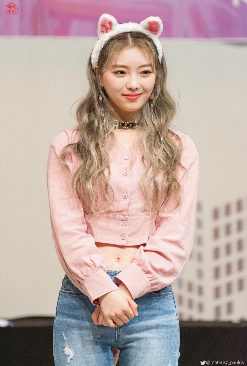 haneulzones's tweet photo. one of my favorite haneul days she’s so pretty 💖🐱 https://t.co/tn6OsTXiLs