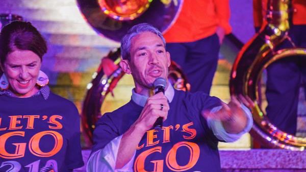 UTSA's tweet photo. It’s the night before the big game. Let’s go 2️⃣1️⃣0️⃣! 🤙🏽
#UTSA #BirdsUp #RowdyRally @UTSAFtbl @UTSASOSA @UTSACheer @RowdyUTSA @Ron_Nirenberg https://t.co/6t2f4jCKzH