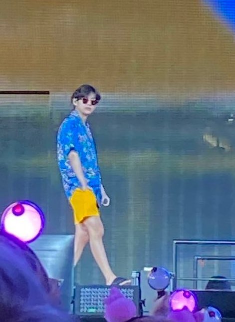 ShellaSalomon6's tweet photo. OMG TAEHYUNG IN YELLOW SHORTS!!
#PTD_ON_STAGE_LA #PTD_ON_STAGE_LA_Day4 #KIMTAEHYUNG https://t.co/Xt9rzQ9AST