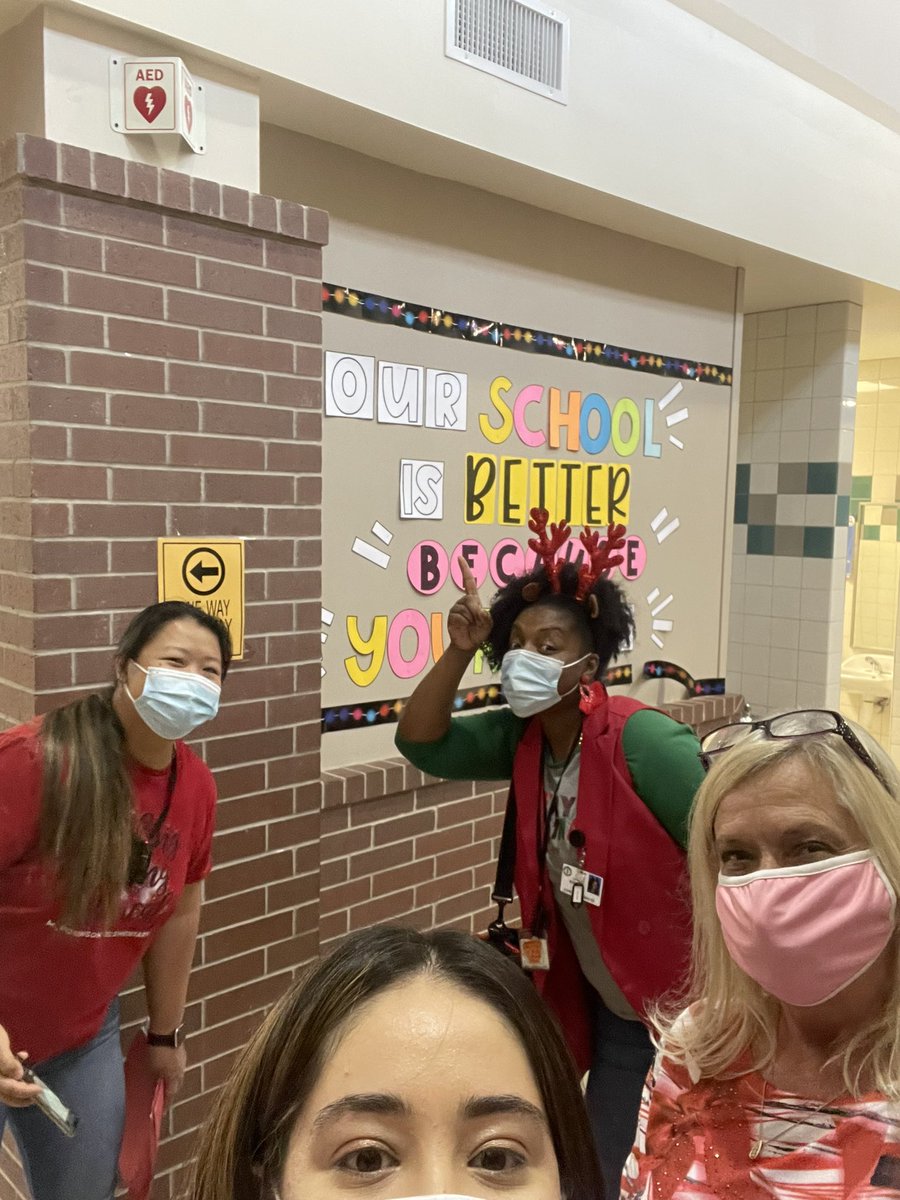 MsDanniBlair's tweet image. We found him!!! #selfiewithelfie #mrobpride