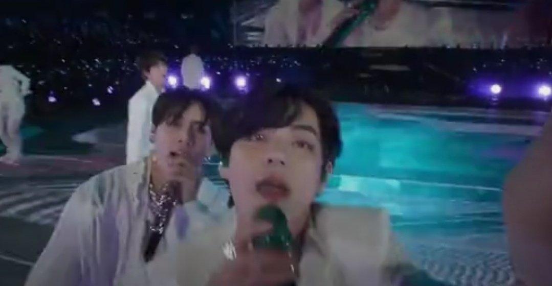 tkchronicles's tweet photo. SOMEONE PLS STOP TAEKOOK https://t.co/X4spVehW7u