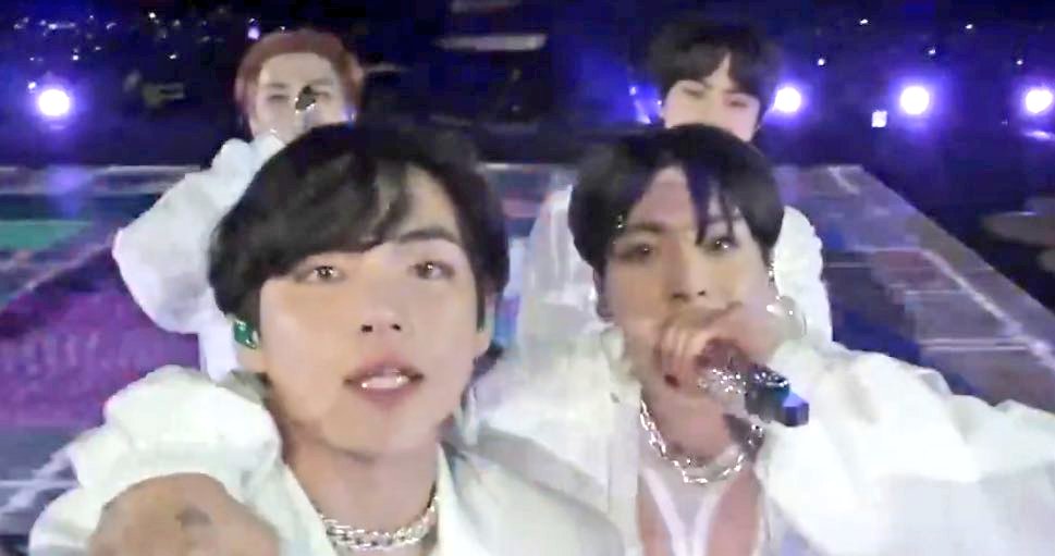 tkchronicles's tweet photo. SOMEONE PLS STOP TAEKOOK https://t.co/X4spVehW7u