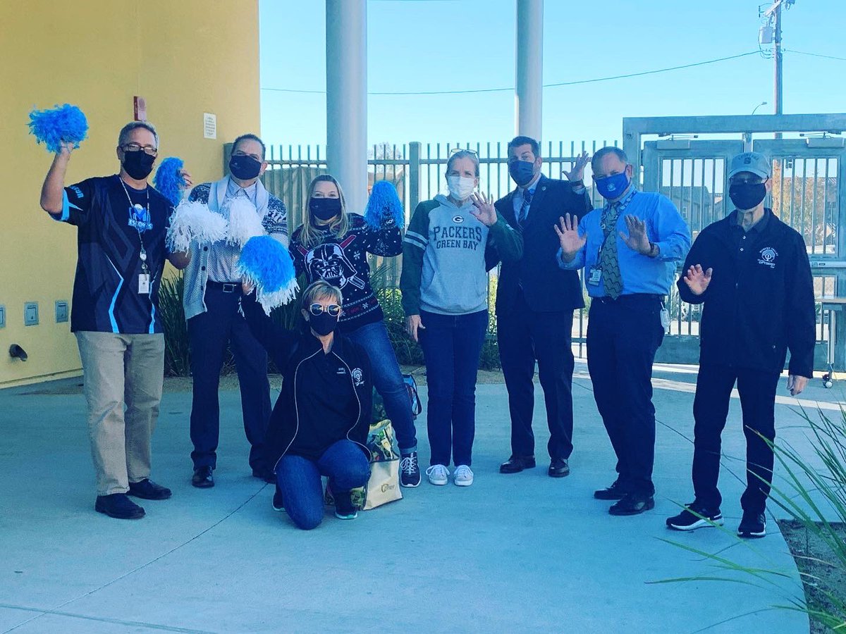 MZ_MurielV's tweet photo. Moreno Valley’s Optimist Club made a cameo appearance at Edgemont today… cheering on our Eagles 🦅 as they arrived to school. All students received pencils ✏️ and a warm welcome. 😃 https://t.co/H83fekD6FU