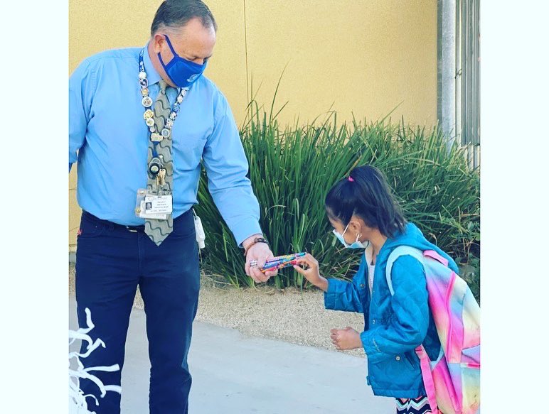 MZ_MurielV's tweet photo. Moreno Valley’s Optimist Club made a cameo appearance at Edgemont today… cheering on our Eagles 🦅 as they arrived to school. All students received pencils ✏️ and a warm welcome. 😃 https://t.co/H83fekD6FU