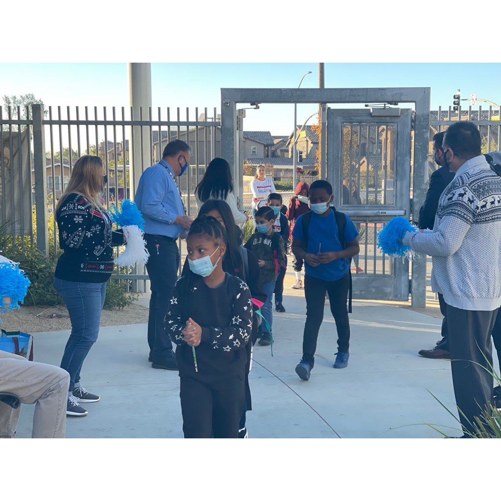 MZ_MurielV's tweet photo. Moreno Valley’s Optimist Club made a cameo appearance at Edgemont today… cheering on our Eagles 🦅 as they arrived to school. All students received pencils ✏️ and a warm welcome. 😃 https://t.co/H83fekD6FU