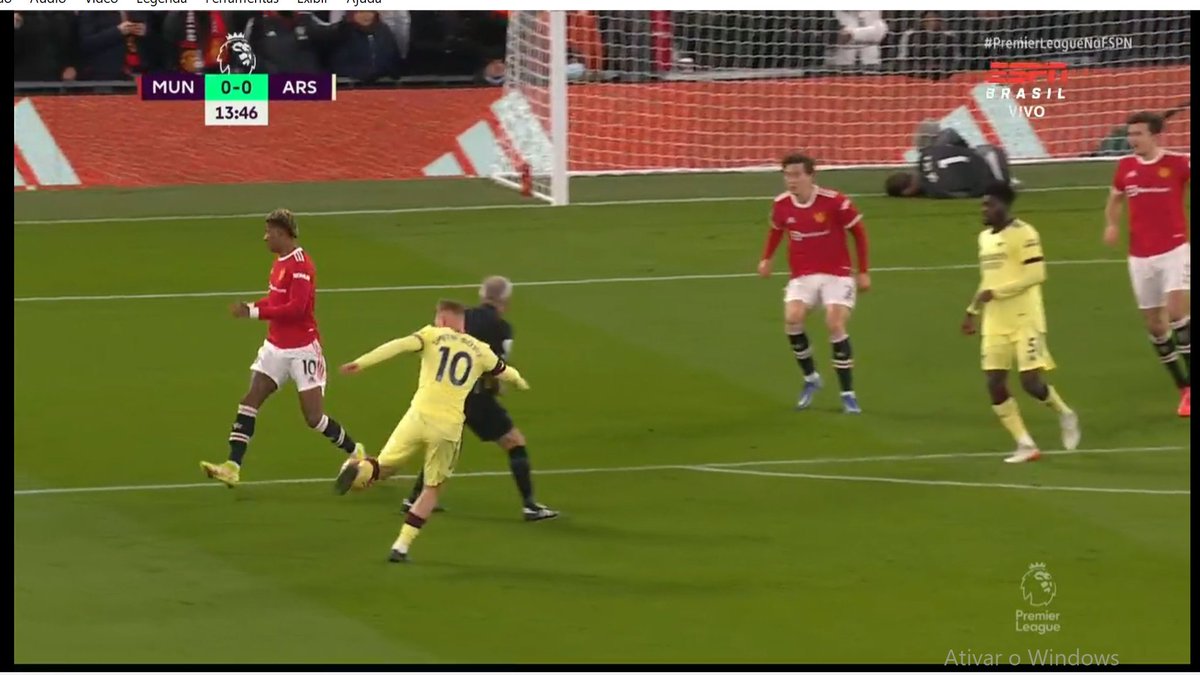 SiaranBolaLive's tweet photo. Thierry Henry on insiden David de Gea: 
🗣"Terakhir kali saya melihat kejadian seperti itu adalah ketika saya berusia 11 tahun. Saat itu penjaga gawang kami pergi mengambil sandwich dan meninggalkan gawangnya. Kami semua berbalik dan kami tertinggal 1-0." 😁 https://t.co/f4g8HYwg5M
