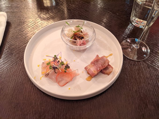 ネームも終わってないのにシャレオツなランチにきた。怒られ覚悟… 