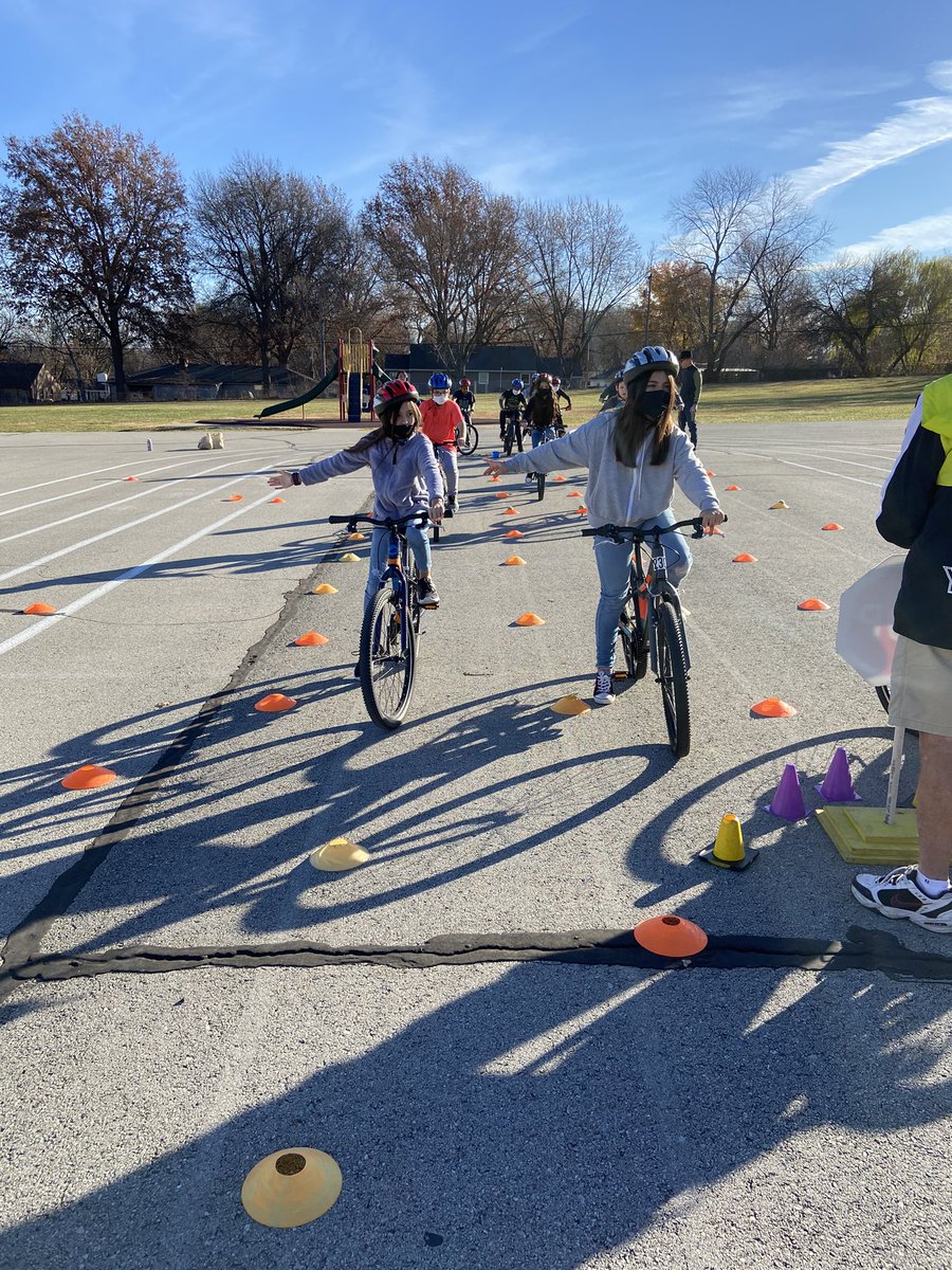 HuffingtonStacy's tweet photo. Today @MsRittsClass 5th graders worked on hand signals, stopping, scanning and right of way. #3TEPride #isdstrong @BikeWalkKC #rulesoftheroad #lifetimeoffun @3TrailsTigers https://t.co/vwU3ZTZVlW