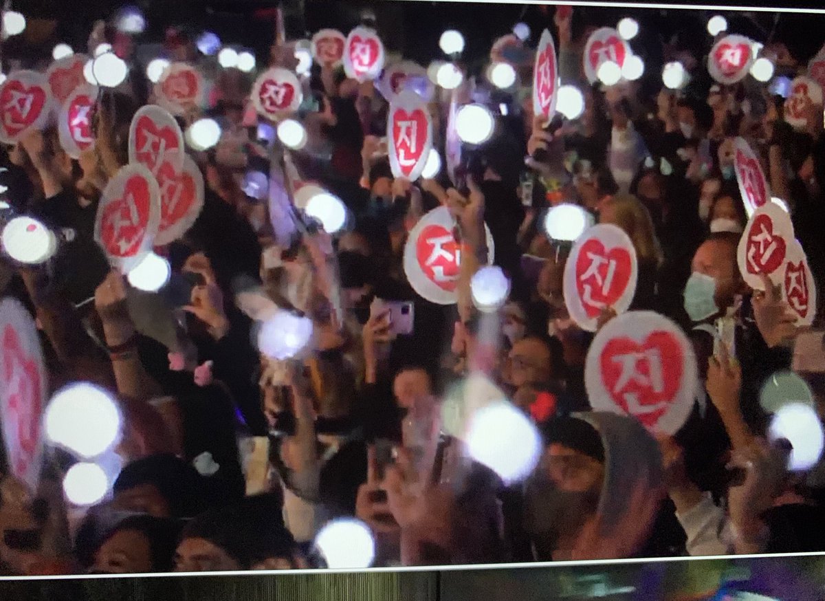 LittleSevenClub's tweet photo. JIN saw the surprise😭 https://t.co/kCge4FhlXU