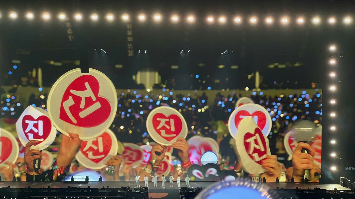 jtoni_n's tweet photo. jin saying he’s tearing up after he saw the birthday project for him 🥺 https://t.co/k4XUxDxZSU