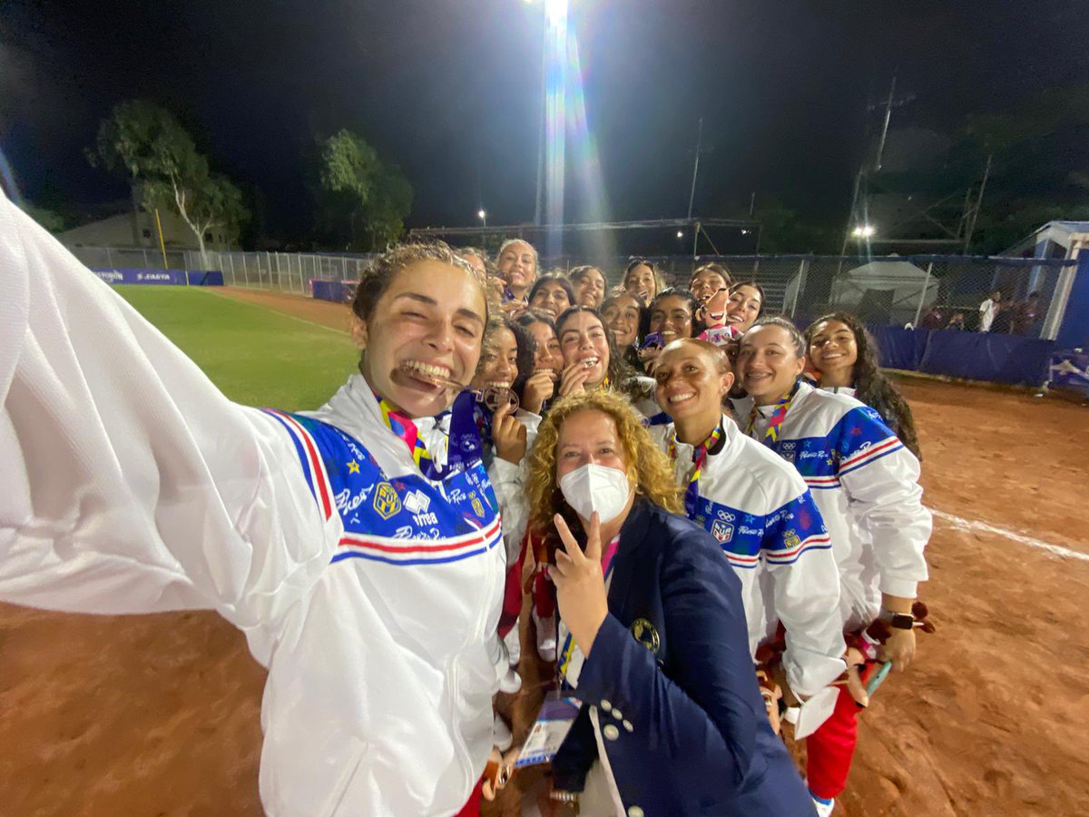 imaaani03's tweet photo. It was an honor to represent my mother land country and play with not only amazing athletes but amazing human beings who I am so sad to leave:( We fought till the end and now we’re brining home the #bronze !!❤️🇵🇷🥉 @pursoftball @ComiteOlimpico @WBSC_AMERICAS https://t.co/e6dyUKuHiP