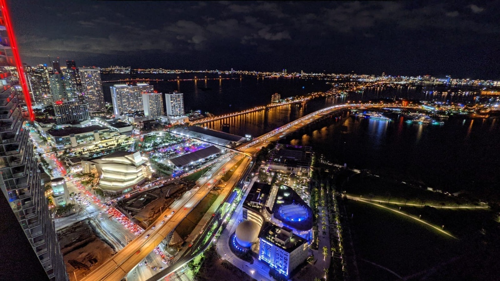 LGNDART's tweet photo. Night, Miami 😍

See you tomorrow! #baselmiami #nft https://t.co/aFD7HrdcYB