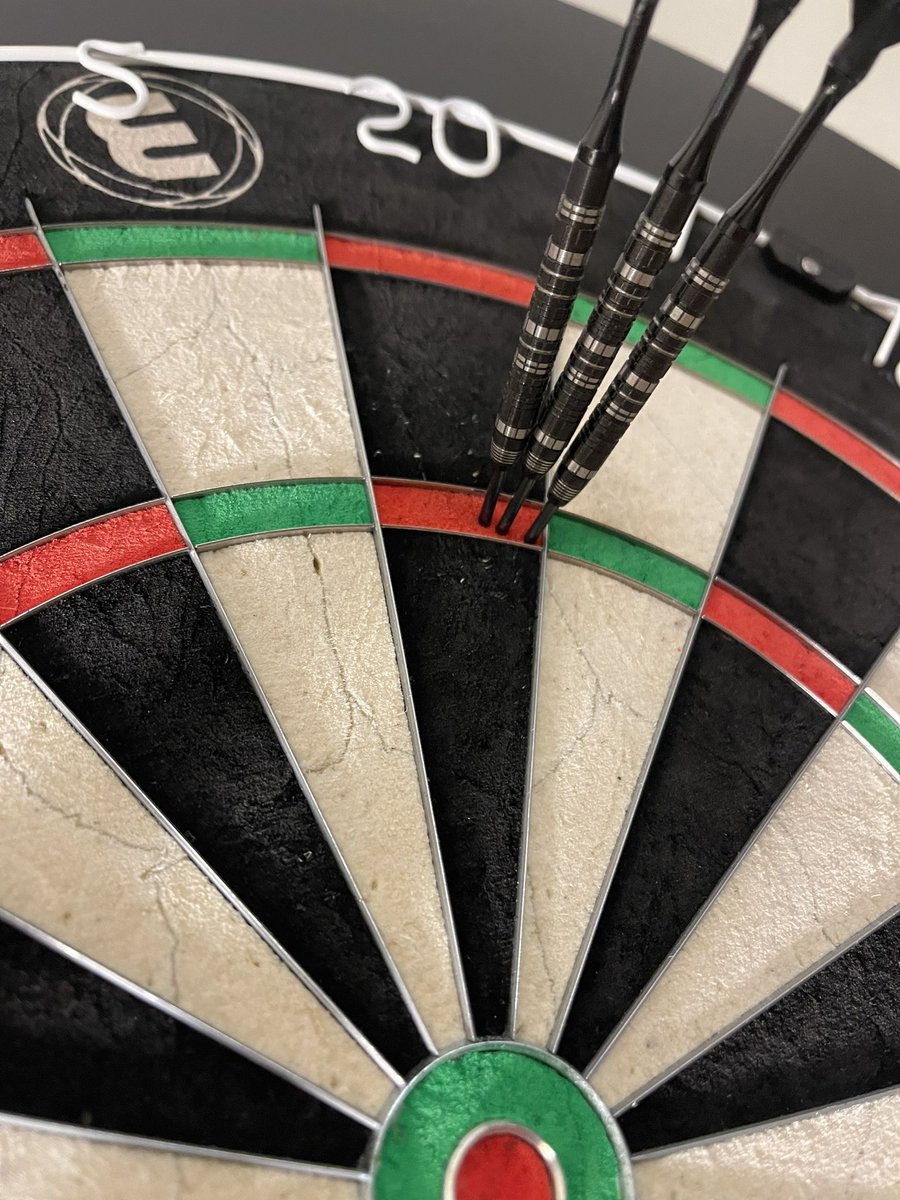 f0cUsPanic's tweet photo. First 180 with the new set…need to get my custom points on there and try again #darts @TheDartsReferee @HarrowsDarts #MagnumReloaded https://t.co/keTMRcZwHe