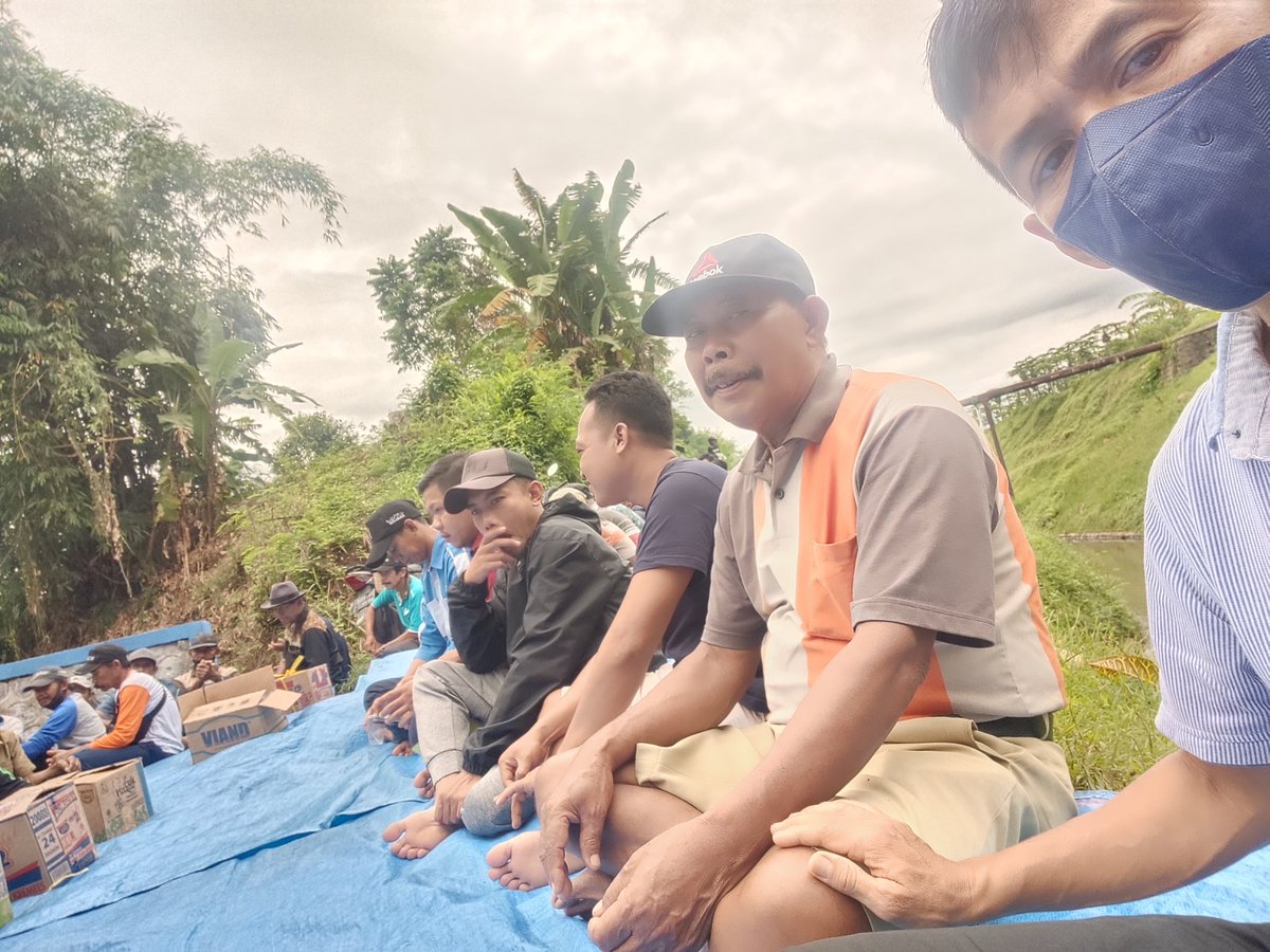 KorsdaGenteng's tweet photo. Bersyukur &amp; bersedekah bersama HIPPA peringati 79 the hr Bakti Pu dan bubak sawah berharap @BWI Lohjinawi Toto tentrem
@priambod  @ipukfdani  @PengairanBwi https://t.co/EKxE3zGJaX