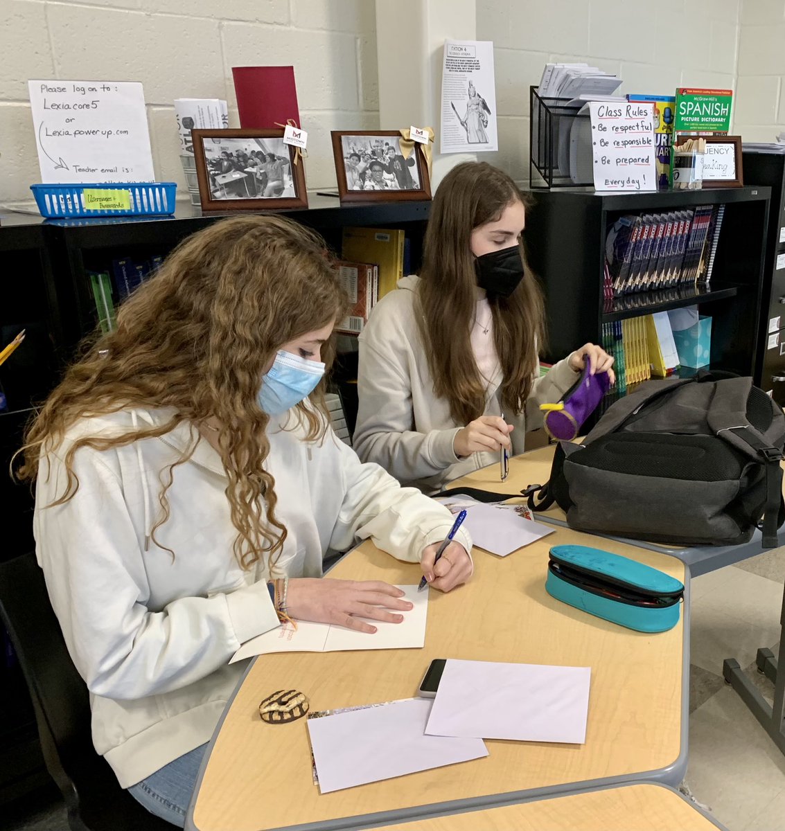 che_andrews's tweet photo. The Midtown High School International Club is working hard preparing holiday cards for local nursing home residents! So proud of these wonderful students! ๐โค๏ธ๐ #APSMidtown #APSESOL https://t.co/gZ18t2b4nn