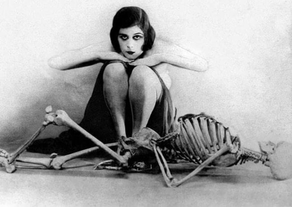 el_zombo's tweet photo. Skeleton Erotica from the Victorian Age
#retrohorror #erotica https://t.co/BKhGK40doW