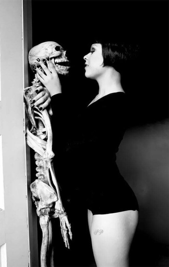 el_zombo's tweet photo. Skeleton Erotica from the Victorian Age
#retrohorror #erotica https://t.co/BKhGK40doW