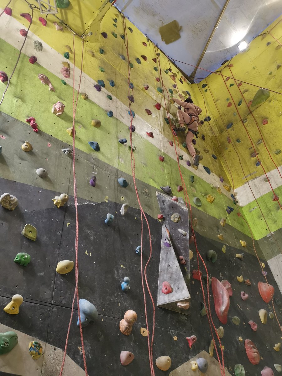 Сегодня дети с ограниченными возможностями здоровья почувствовали себя настоящими альпинистами.🧗‍♀️ Скалолазание становится спортивным трендом во всех странах мира.🌍
#особенныедети #autism  #спортивныйкружокдлядетейсовз #спортвоблаго #самараспортивная #скалодром #здороваяроссия